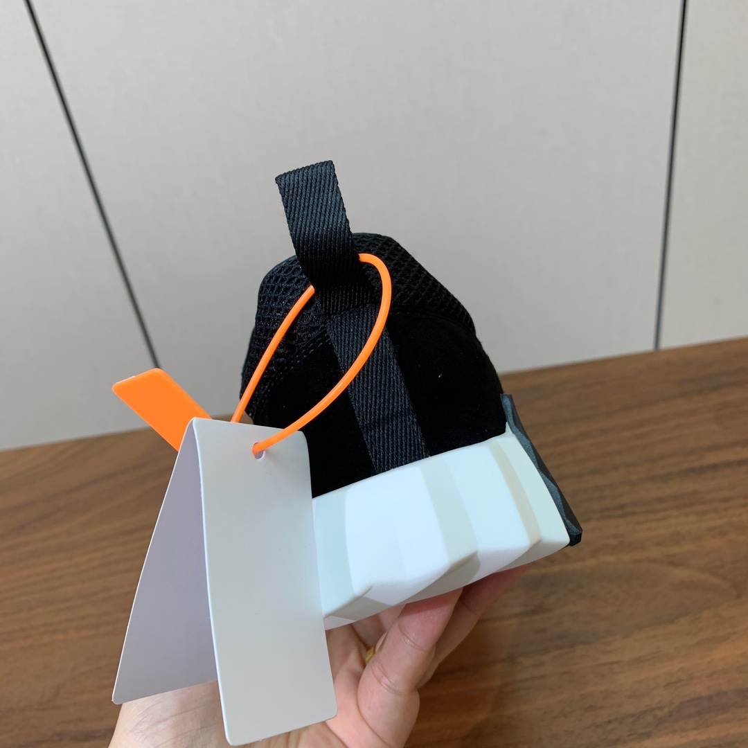 【Herm*s】情侣款顶级版本运动鞋。上脚轻便舒适。鞋面羊京搭配定制网面。羊皮垫脚。增高3cm。原版开模