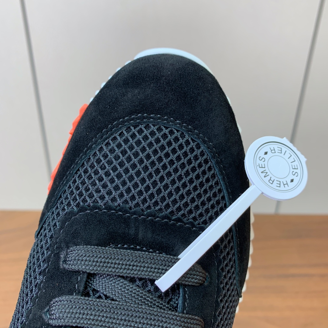 【Herm*s】情侣款顶级版本运动鞋。上脚轻便舒适。鞋面羊京搭配定制网面。羊皮垫脚。增高3cm。原版开模