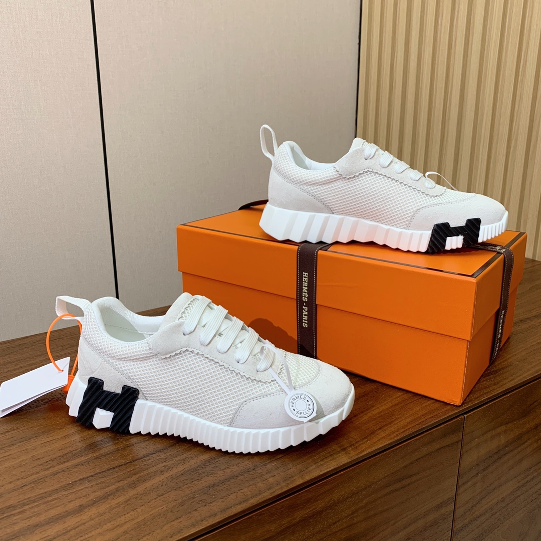 【Herm*s】情侣款顶级版本运动鞋。上脚轻便舒适。鞋面羊京搭配定制网面。羊皮垫脚。增高3cm。原版开模