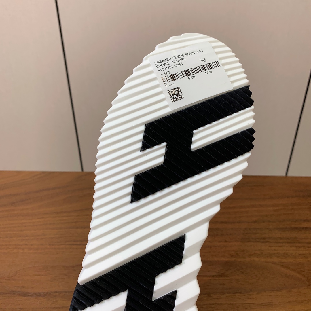 【Herm*s】情侣款顶级版本运动鞋。上脚轻便舒适。鞋面羊京搭配定制网面。羊皮垫脚。增高3cm。原版开模