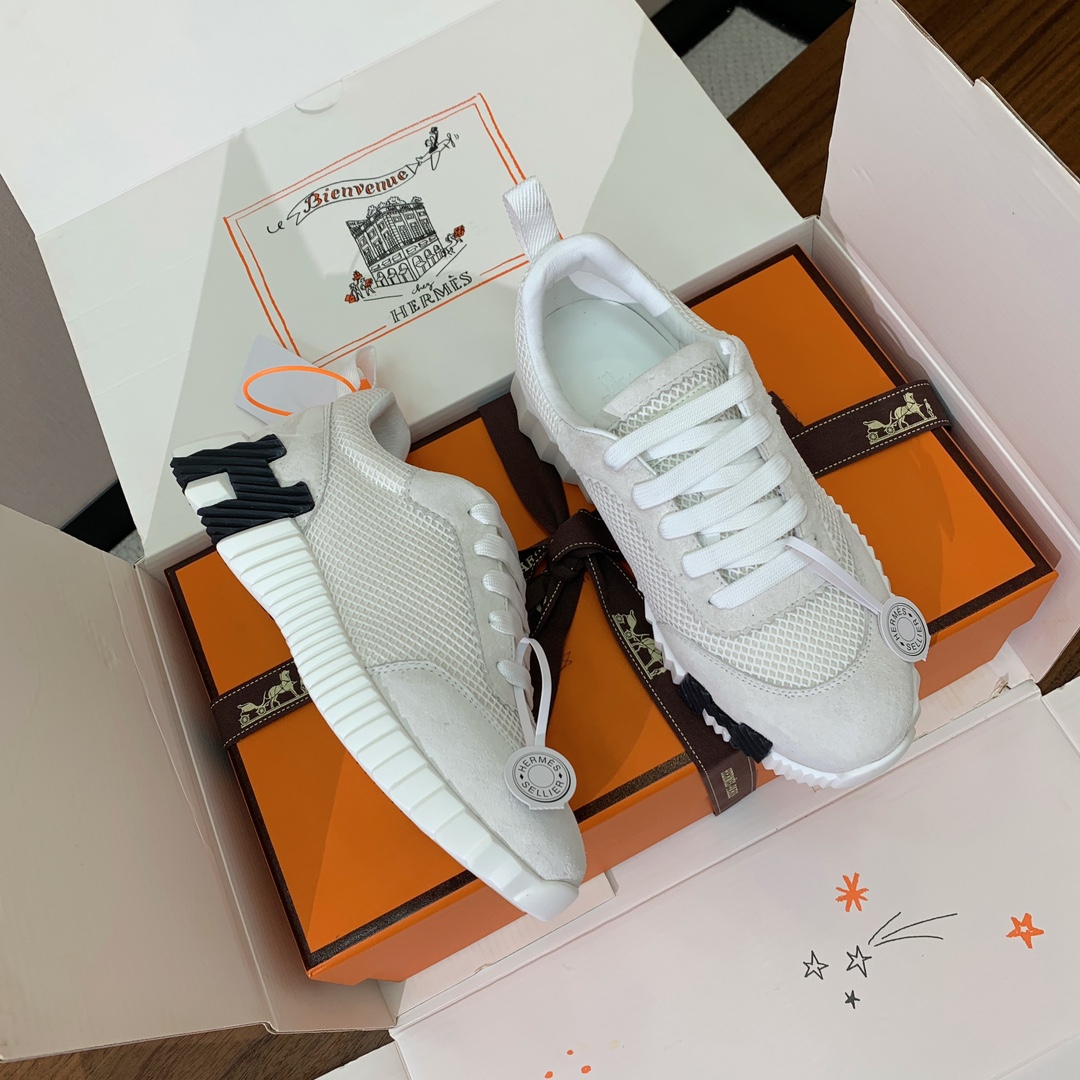 【Herm*s】情侣款顶级版本运动鞋。上脚轻便舒适。鞋面羊京搭配定制网面。羊皮垫脚。增高3cm。原版开模