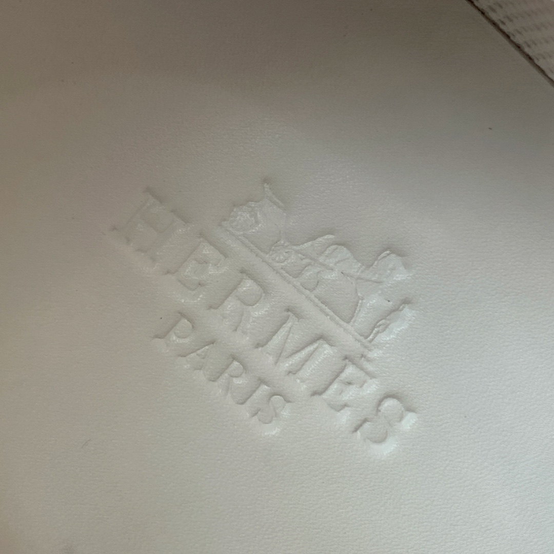 【Herm*s】情侣款顶级版本运动鞋。上脚轻便舒适。鞋面羊京搭配定制网面。羊皮垫脚。增高3cm。原版开模