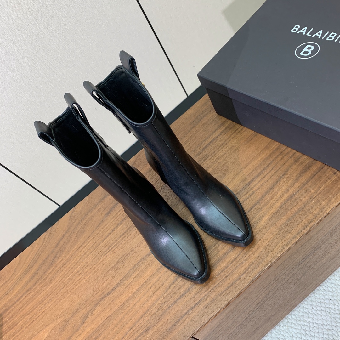 【Balmai*】高跟骑士中靴。别具一格的时尚元素。愈发別致出众。无敌气场、无敌好看。材质：鞋面牛皮、牛