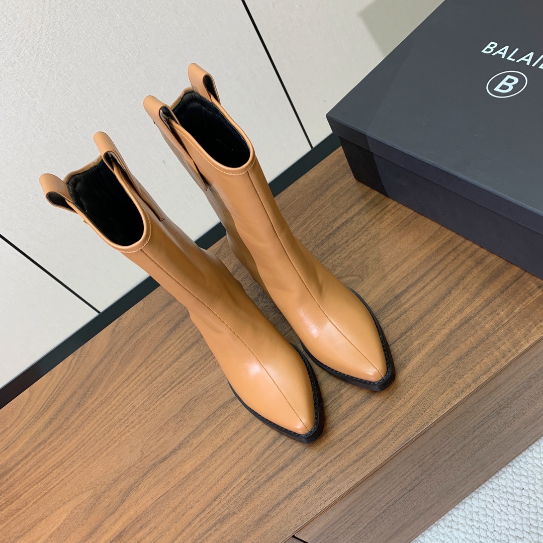 【Balmai*】高跟骑士中靴。别具一格的时尚元素。愈发別致出众。无敌气场、无敌好看。材质：鞋面牛皮、牛