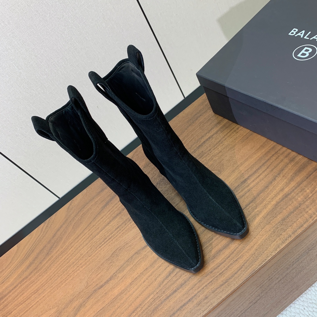【Balmai*】高跟骑士中靴。别具一格的时尚元素。愈发別致出众。无敌气场、无敌好看。材质：鞋面牛皮、牛