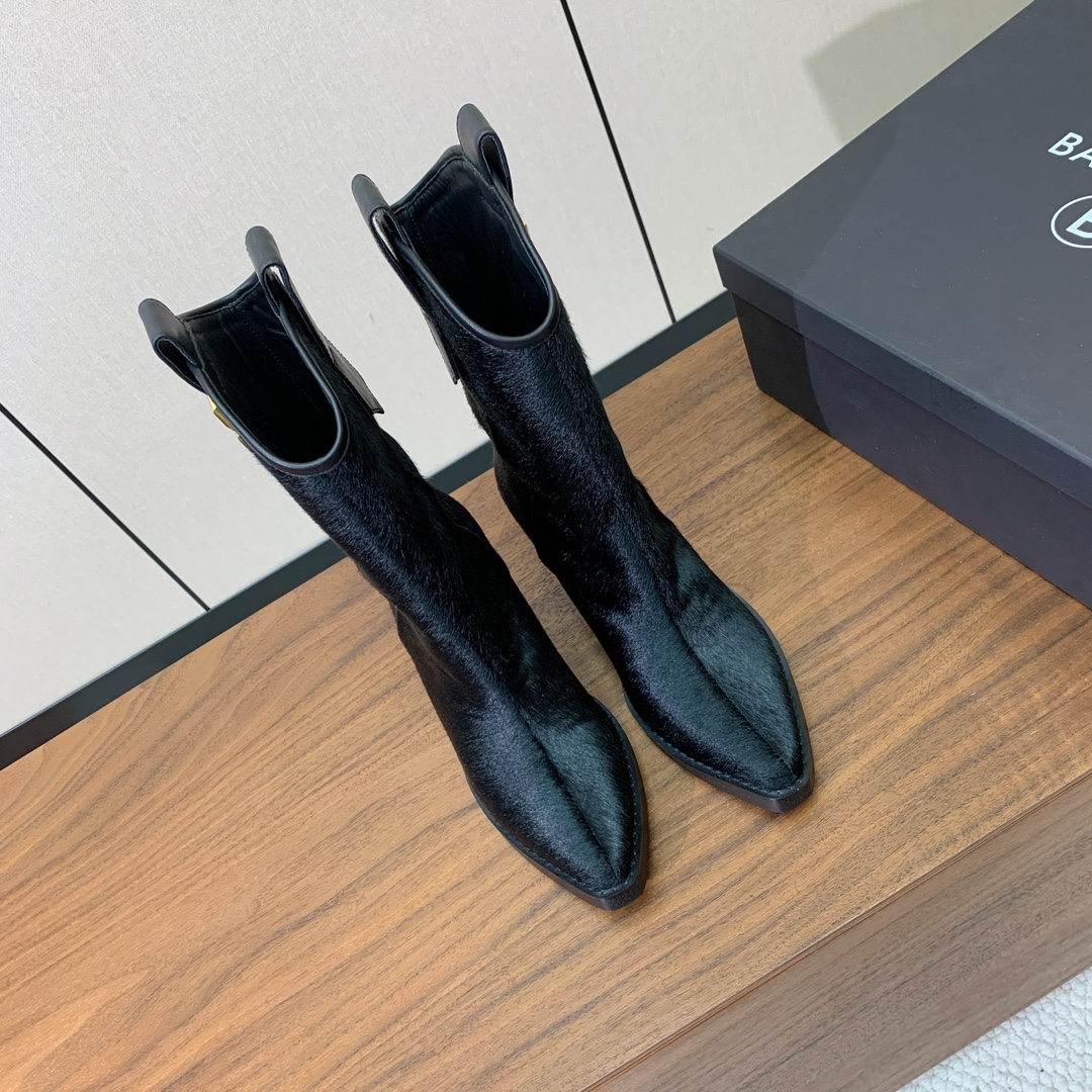 【Balmai*】高跟骑士中靴。别具一格的时尚元素。愈发別致出众。无敌气场、无敌好看。材质：鞋面牛皮、牛