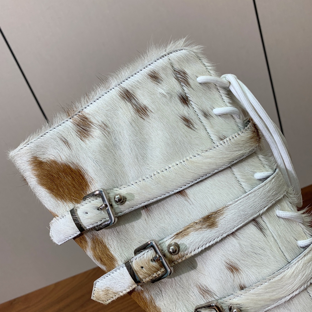 【YE BOOTS】尖头长靴。优雅风格，创造不一样的感觉。鞋面爆裂纹牛皮、马毛。牛皮内里，真皮大底。跟高