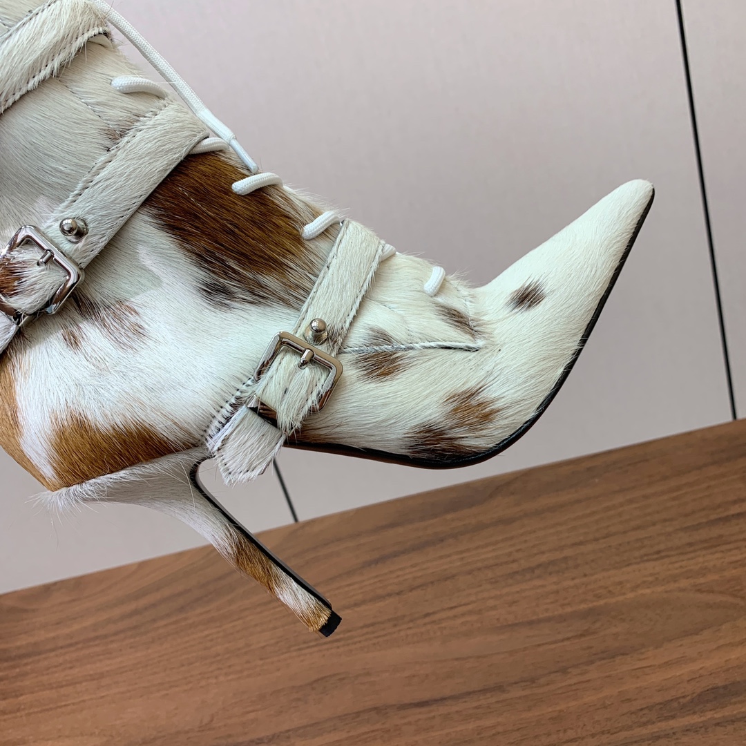 【YE BOOTS】尖头长靴。优雅风格，创造不一样的感觉。鞋面爆裂纹牛皮、马毛。牛皮内里，真皮大底。跟高