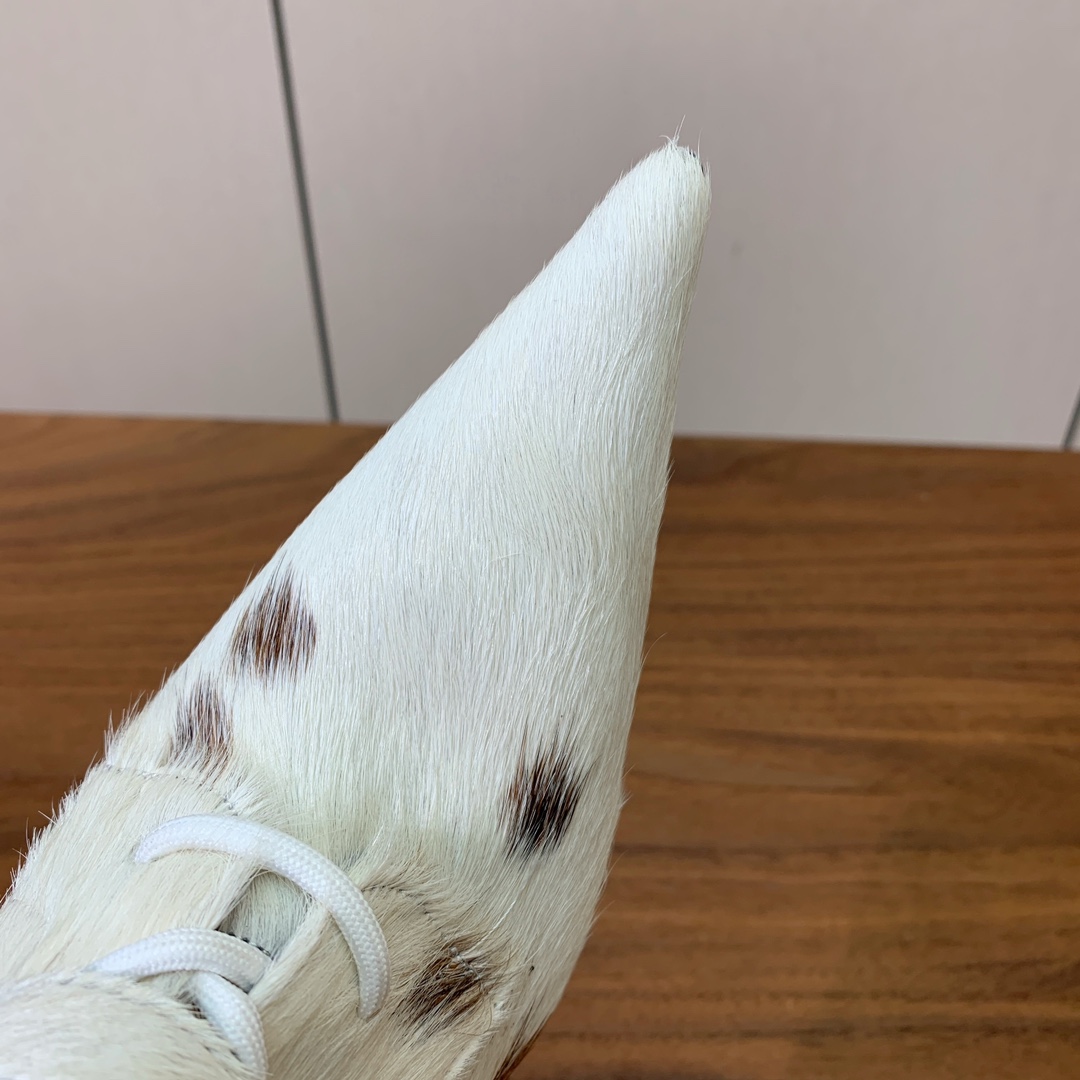 【YE BOOTS】尖头长靴。优雅风格，创造不一样的感觉。鞋面爆裂纹牛皮、马毛。牛皮内里，真皮大底。跟高