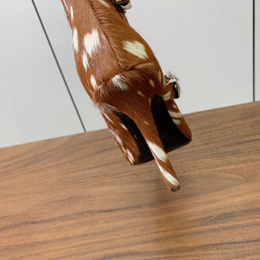 【YE BOOTS】尖头长靴。优雅风格，创造不一样的感觉。鞋面爆裂纹牛皮、马毛。牛皮内里，真皮大底。跟高