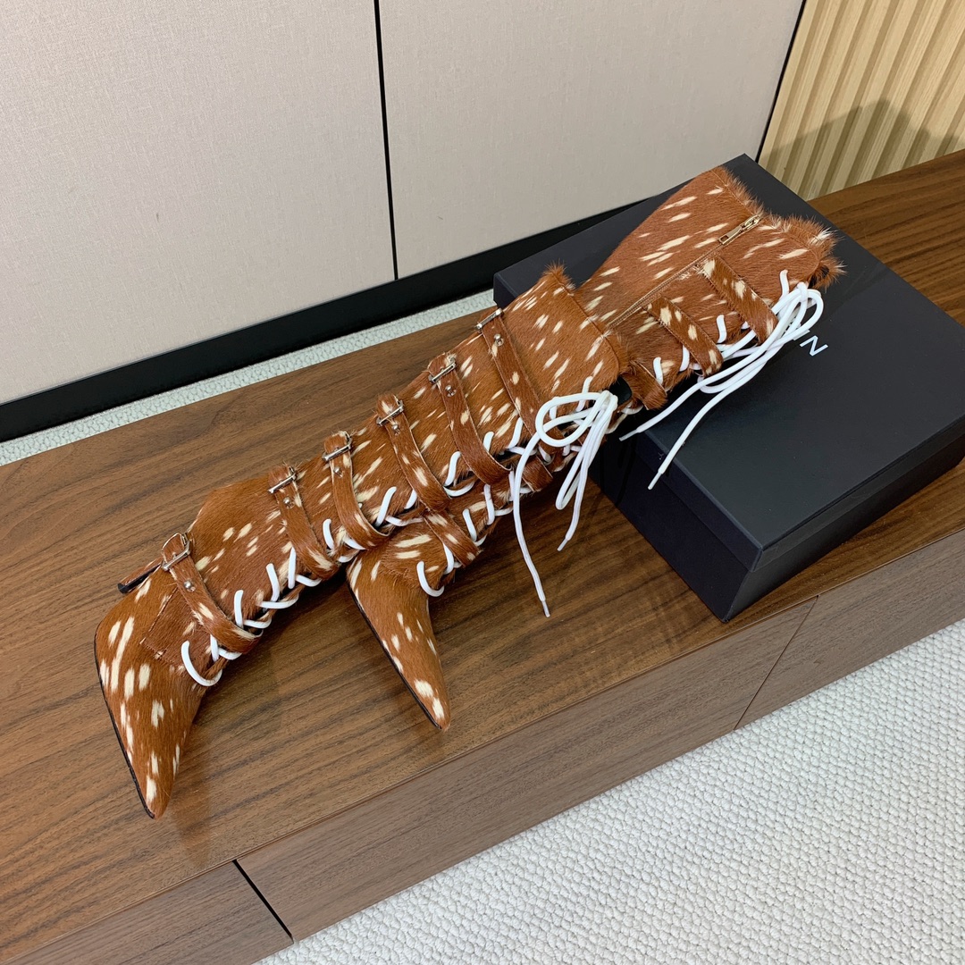【YE BOOTS】尖头长靴。优雅风格，创造不一样的感觉。鞋面爆裂纹牛皮、马毛。牛皮内里，真皮大底。跟高