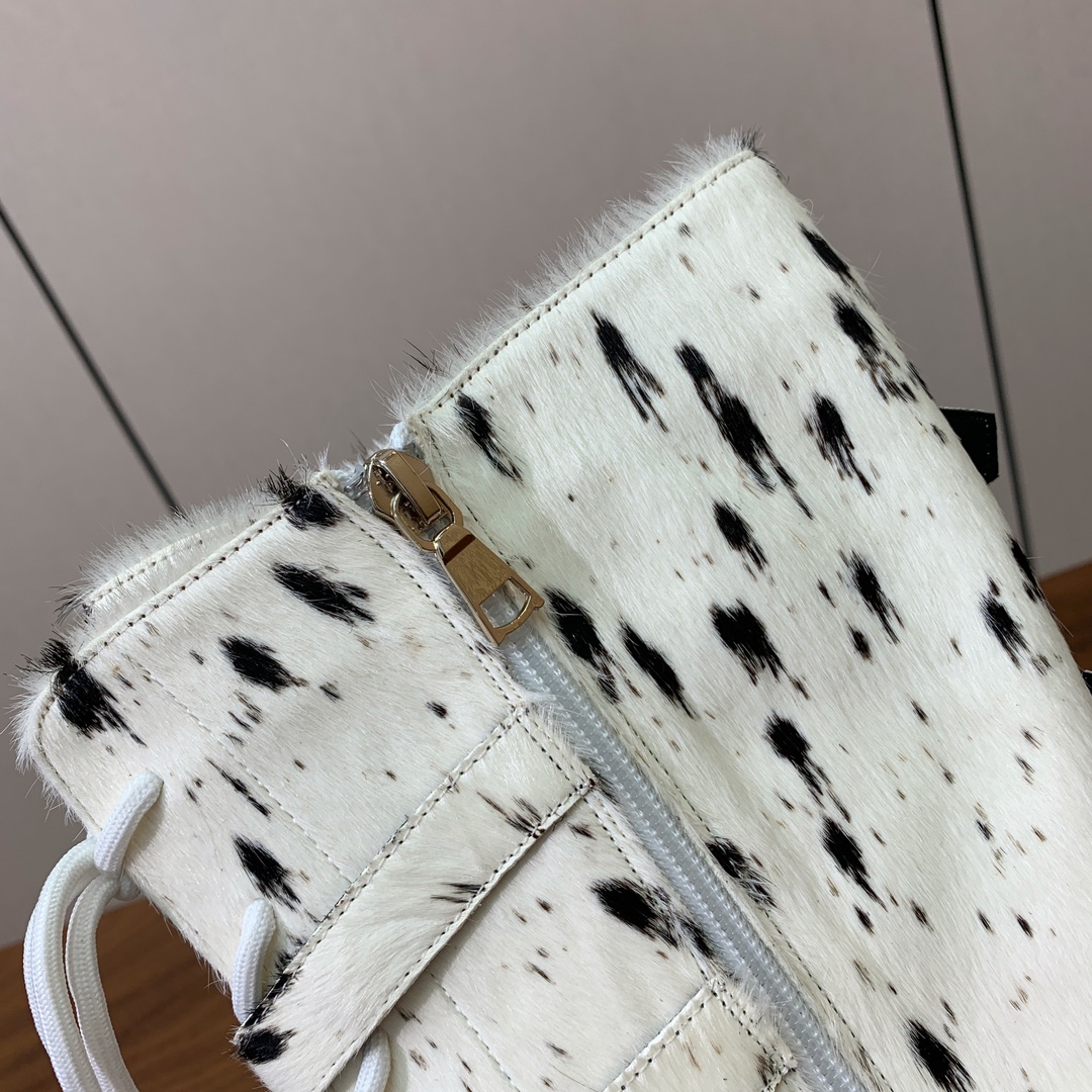 【YE BOOTS】尖头长靴。优雅风格，创造不一样的感觉。鞋面爆裂纹牛皮、马毛。牛皮内里，真皮大底。跟高