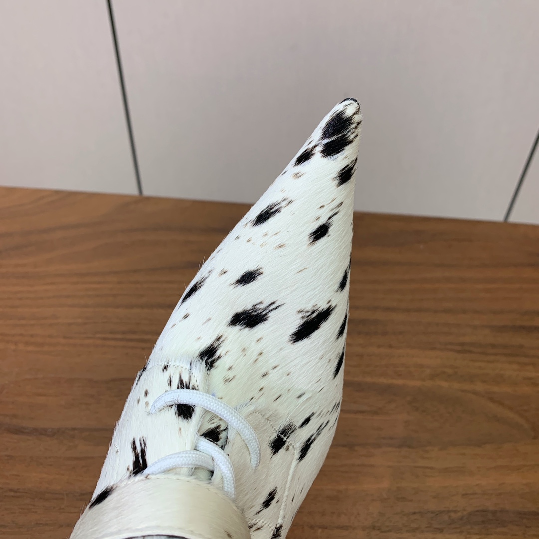 【YE BOOTS】尖头长靴。优雅风格，创造不一样的感觉。鞋面爆裂纹牛皮、马毛。牛皮内里，真皮大底。跟高