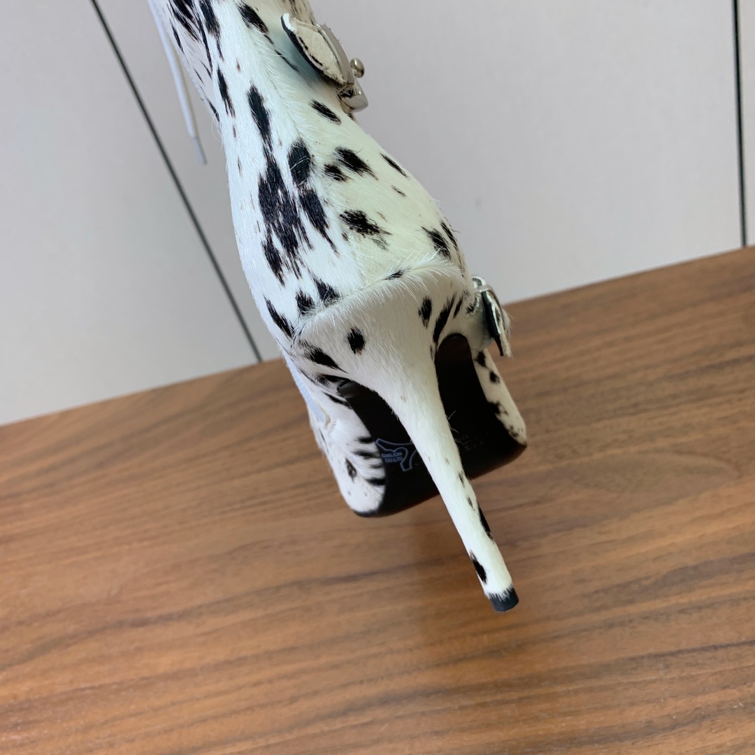 【YE BOOTS】尖头长靴。优雅风格，创造不一样的感觉。鞋面爆裂纹牛皮、马毛。牛皮内里，真皮大底。跟高