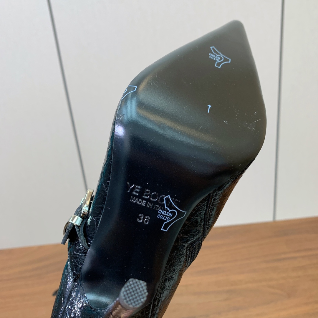 【YE BOOTS】尖头长靴。优雅风格，创造不一样的感觉。鞋面爆裂纹牛皮、马毛。牛皮内里，真皮大底。跟高