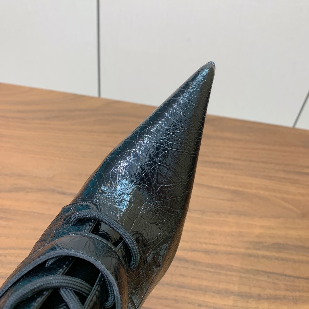【YE BOOTS】尖头长靴。优雅风格，创造不一样的感觉。鞋面爆裂纹牛皮、马毛。牛皮内里，真皮大底。跟高