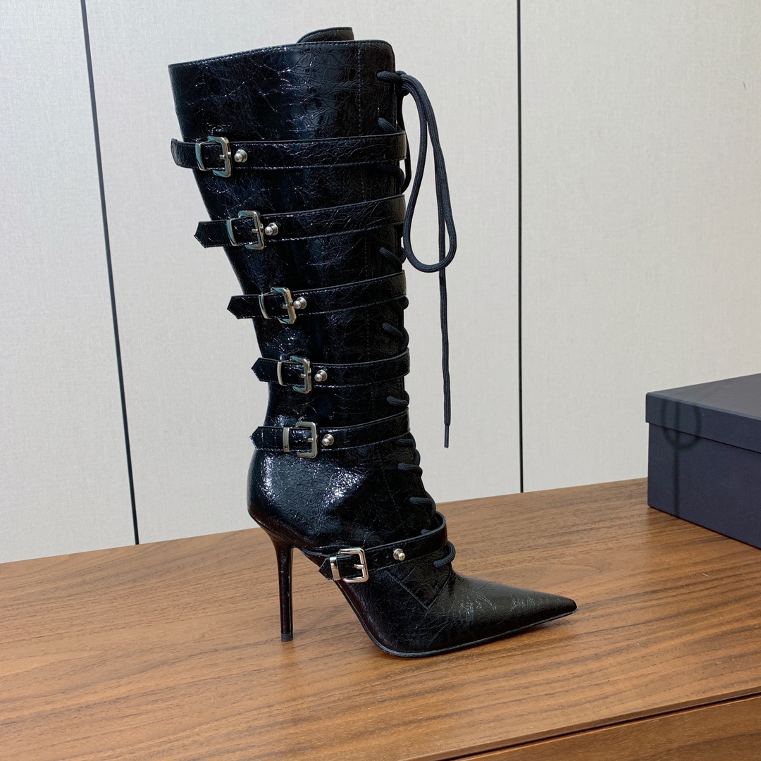 【YE BOOTS】尖头长靴。优雅风格，创造不一样的感觉。鞋面爆裂纹牛皮、马毛。牛皮内里，真皮大底。跟高