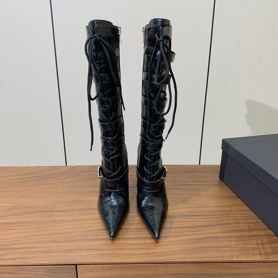 【YE BOOTS】尖头长靴。优雅风格，创造不一样的感觉。鞋面爆裂纹牛皮、马毛。牛皮内里，真皮大底。跟高