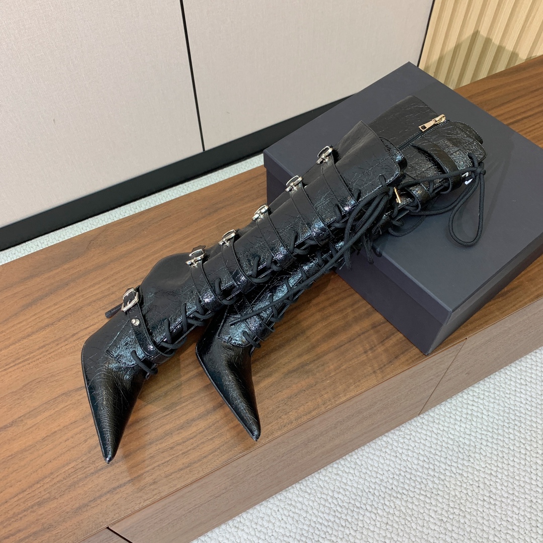 【YE BOOTS】尖头长靴。优雅风格，创造不一样的感觉。鞋面爆裂纹牛皮、马毛。牛皮内里，真皮大底。跟高