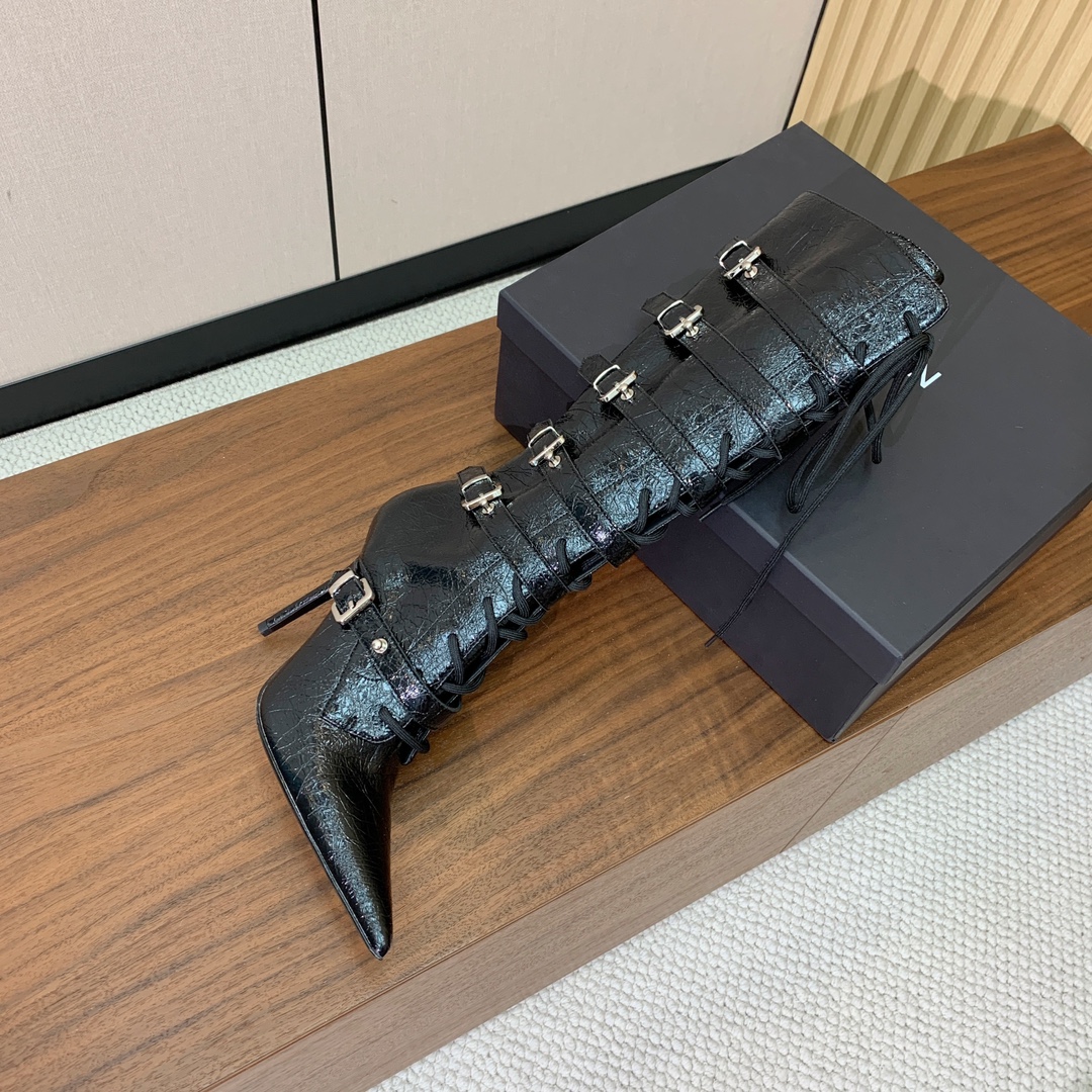 【YE BOOTS】尖头长靴。优雅风格，创造不一样的感觉。鞋面爆裂纹牛皮、马毛。牛皮内里，真皮大底。跟高