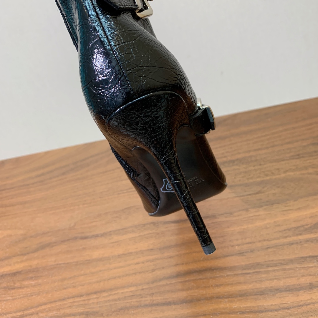 【YE BOOTS】尖头长靴。优雅风格，创造不一样的感觉。鞋面爆裂纹牛皮、马毛。牛皮内里，真皮大底。跟高