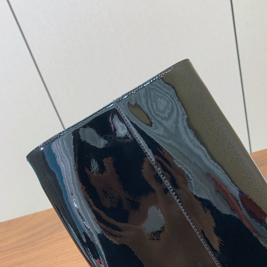 【Amina Muaddi】尖头高跟长靴。简约气质款。面料漆皮。羊皮内里及垫脚。注塑真皮大底。跟高10c