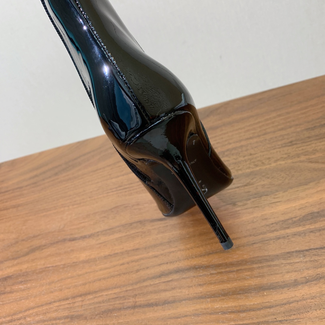 【Amina Muaddi】尖头高跟长靴。简约气质款。面料漆皮。羊皮内里及垫脚。注塑真皮大底。跟高10c