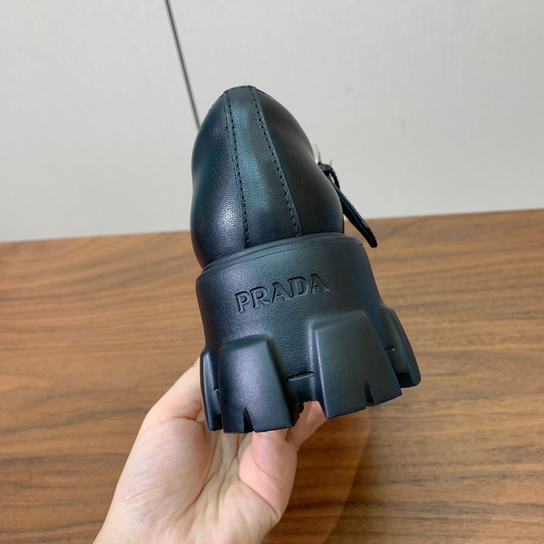 【Pra*a】厚底玛丽珍单鞋。复古俏皮又不失大气得体。鞋面采用定制漆皮、牛皮、开边珠。羊皮内里及垫脚。原