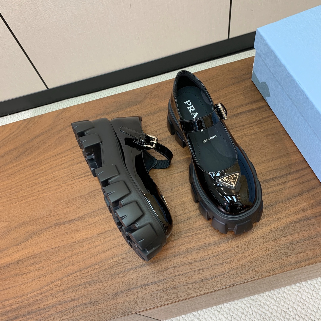 【Pra*a】厚底玛丽珍单鞋。复古俏皮又不失大气得体。鞋面采用定制漆皮、牛皮、开边珠。羊皮内里及垫脚。原