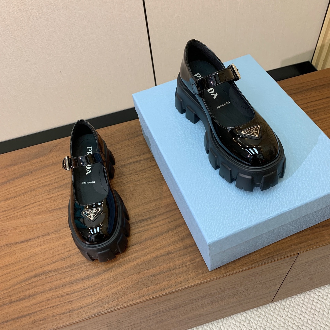 【Pra*a】厚底玛丽珍单鞋。复古俏皮又不失大气得体。鞋面采用定制漆皮、牛皮、开边珠。羊皮内里及垫脚。原
