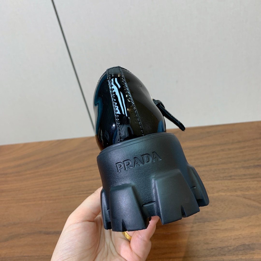 【Pra*a】厚底玛丽珍单鞋。复古俏皮又不失大气得体。鞋面采用定制漆皮、牛皮、开边珠。羊皮内里及垫脚。原