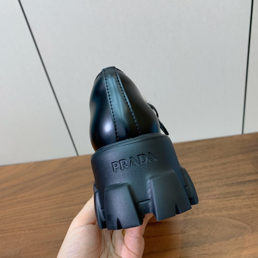 【Pra*a】厚底玛丽珍单鞋。复古俏皮又不失大气得体。鞋面采用定制漆皮、牛皮、开边珠。羊皮内里及垫脚。原