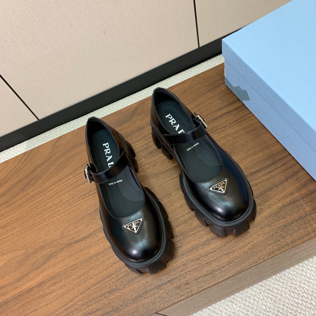 【Pra*a】厚底玛丽珍单鞋。复古俏皮又不失大气得体。鞋面采用定制漆皮、牛皮、开边珠。羊皮内里及垫脚。原