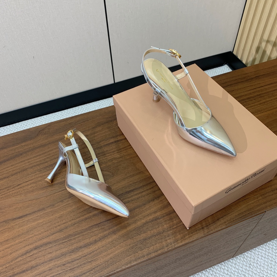 【Gianvit* Ross*】后空单鞋。打造优雅女人味，优雅的基础上，也更加年轻时髦，以鲜艳的颜色和讲
