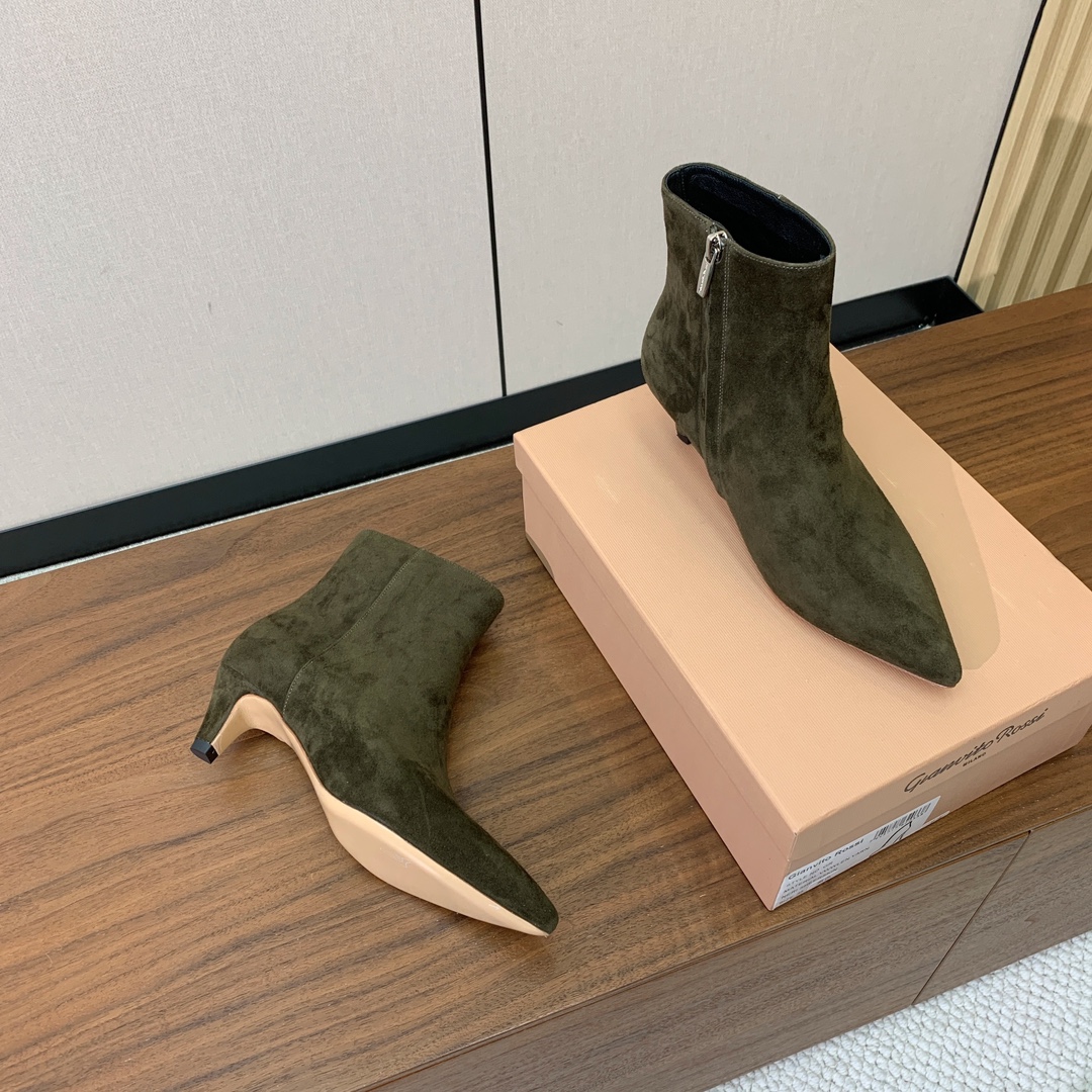 【Gianvit* Ross*】小猫跟短靴。精致的鞋楦，款式时尚。女人味十足。非常值得推荐给你们材质：鞋