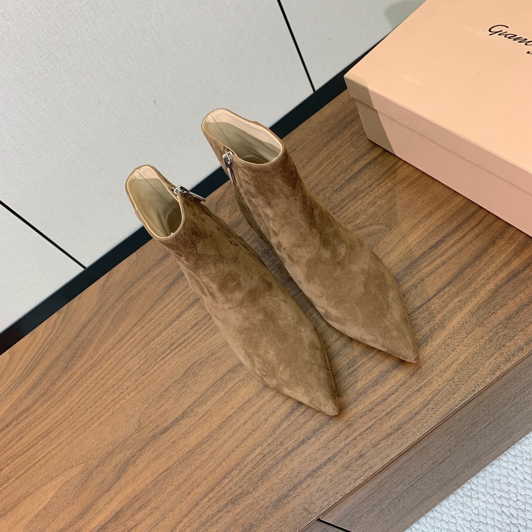 【Gianvit* Ross*】小猫跟短靴。精致的鞋楦，款式时尚。女人味十足。非常值得推荐给你们材质：鞋