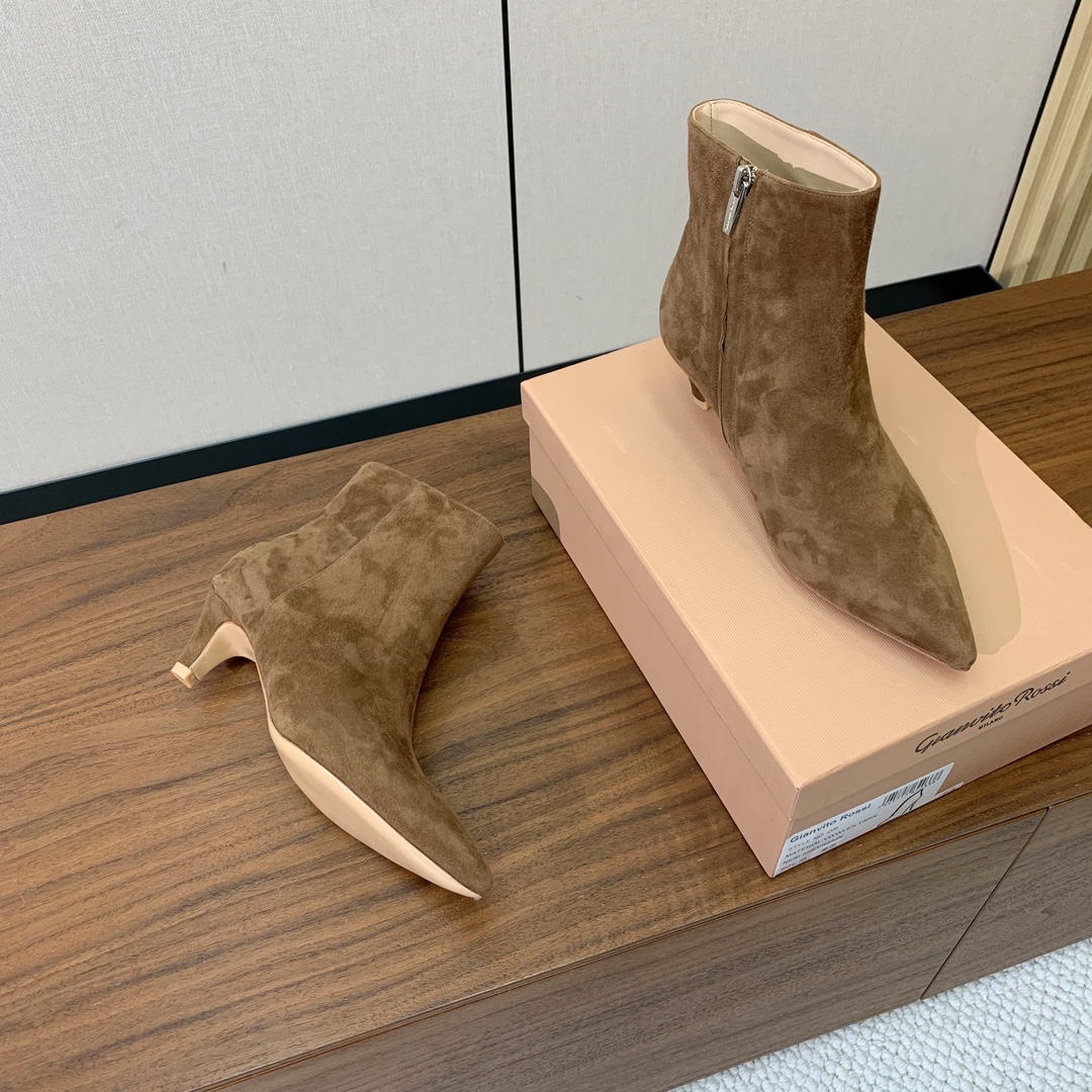 【Gianvit* Ross*】小猫跟短靴。精致的鞋楦，款式时尚。女人味十足。非常值得推荐给你们材质：鞋
