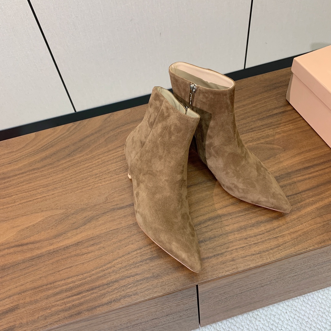 【Gianvit* Ross*】小猫跟短靴。精致的鞋楦，款式时尚。女人味十足。非常值得推荐给你们材质：鞋