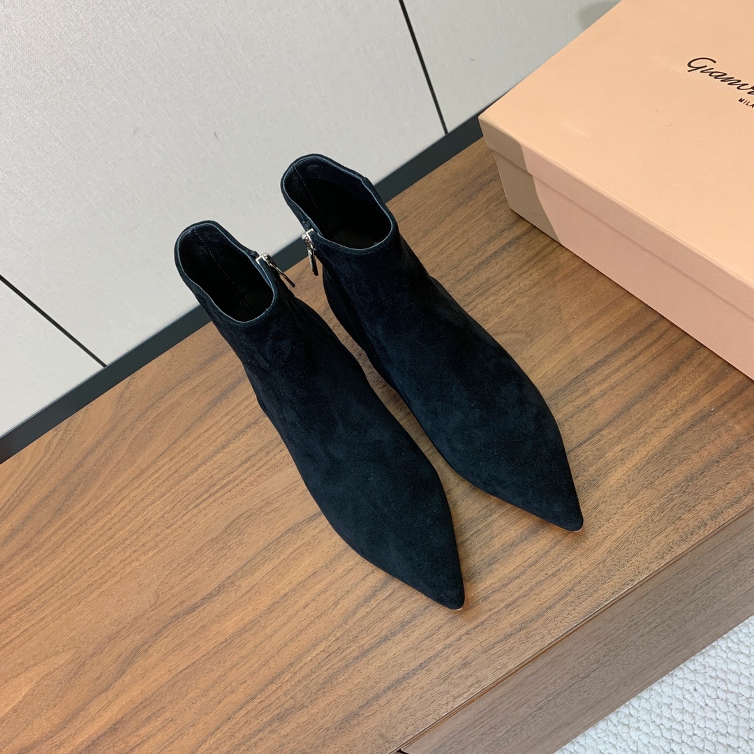 【Gianvit* Ross*】小猫跟短靴。精致的鞋楦，款式时尚。女人味十足。非常值得推荐给你们材质：鞋