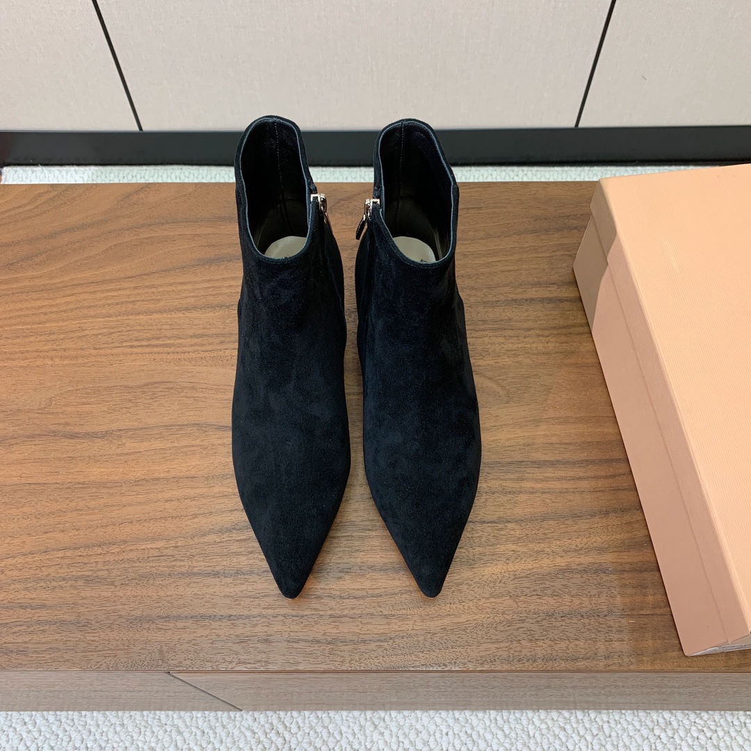 【Gianvit* Ross*】小猫跟短靴。精致的鞋楦，款式时尚。女人味十足。非常值得推荐给你们材质：鞋