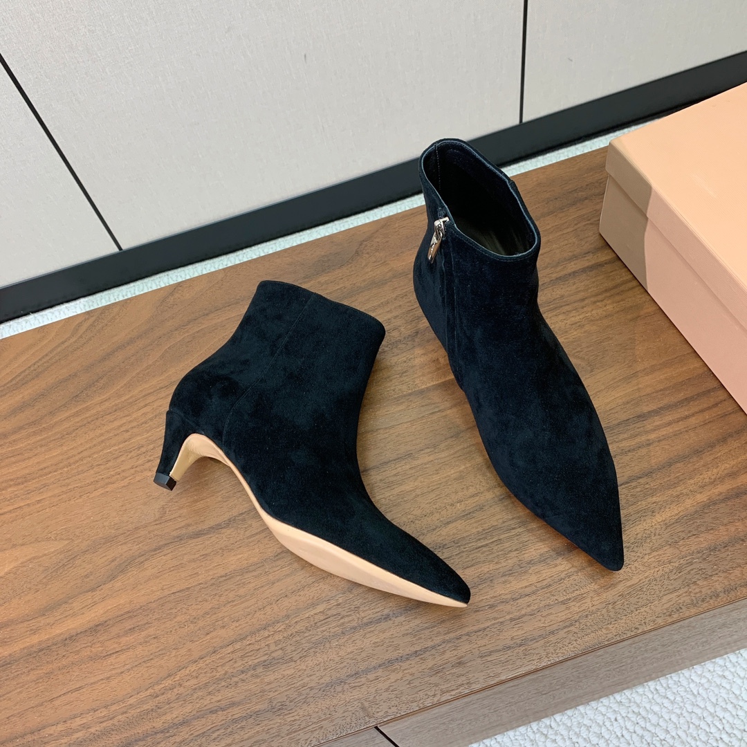 【Gianvit* Ross*】小猫跟短靴。精致的鞋楦，款式时尚。女人味十足。非常值得推荐给你们材质：鞋