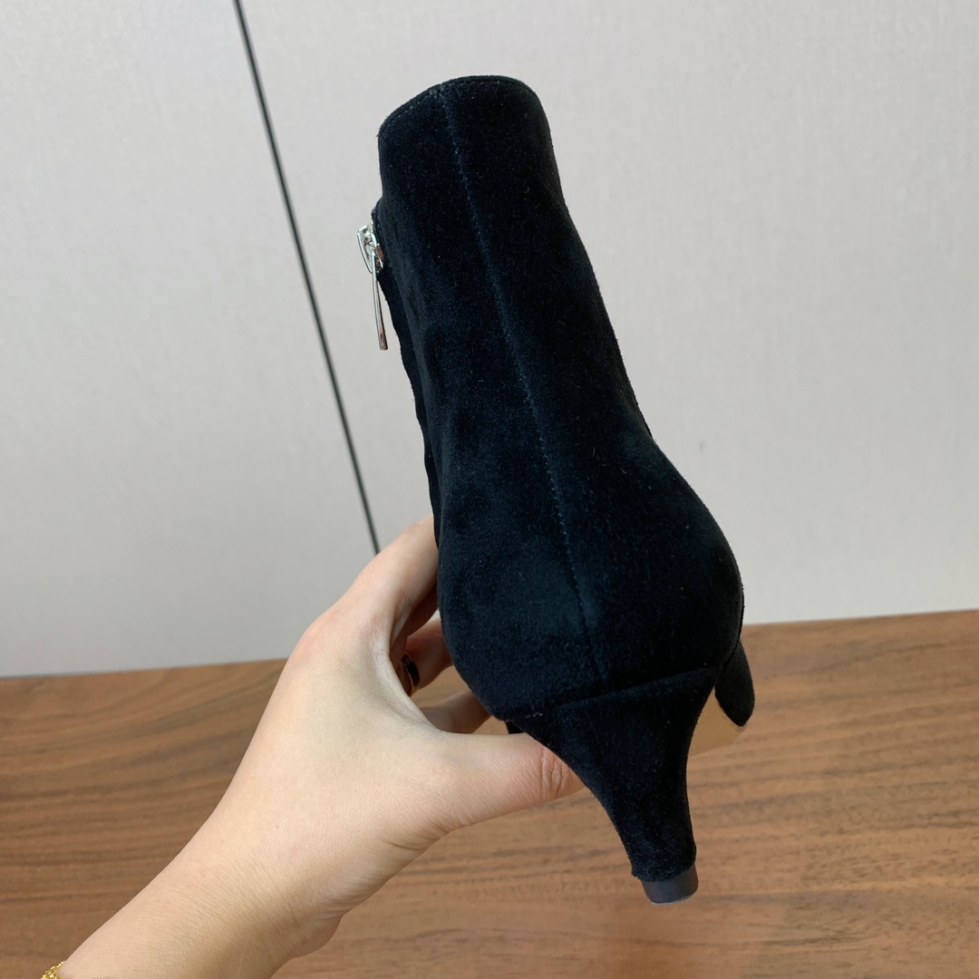 【Gianvit* Ross*】小猫跟短靴。精致的鞋楦，款式时尚。女人味十足。非常值得推荐给你们材质：鞋
