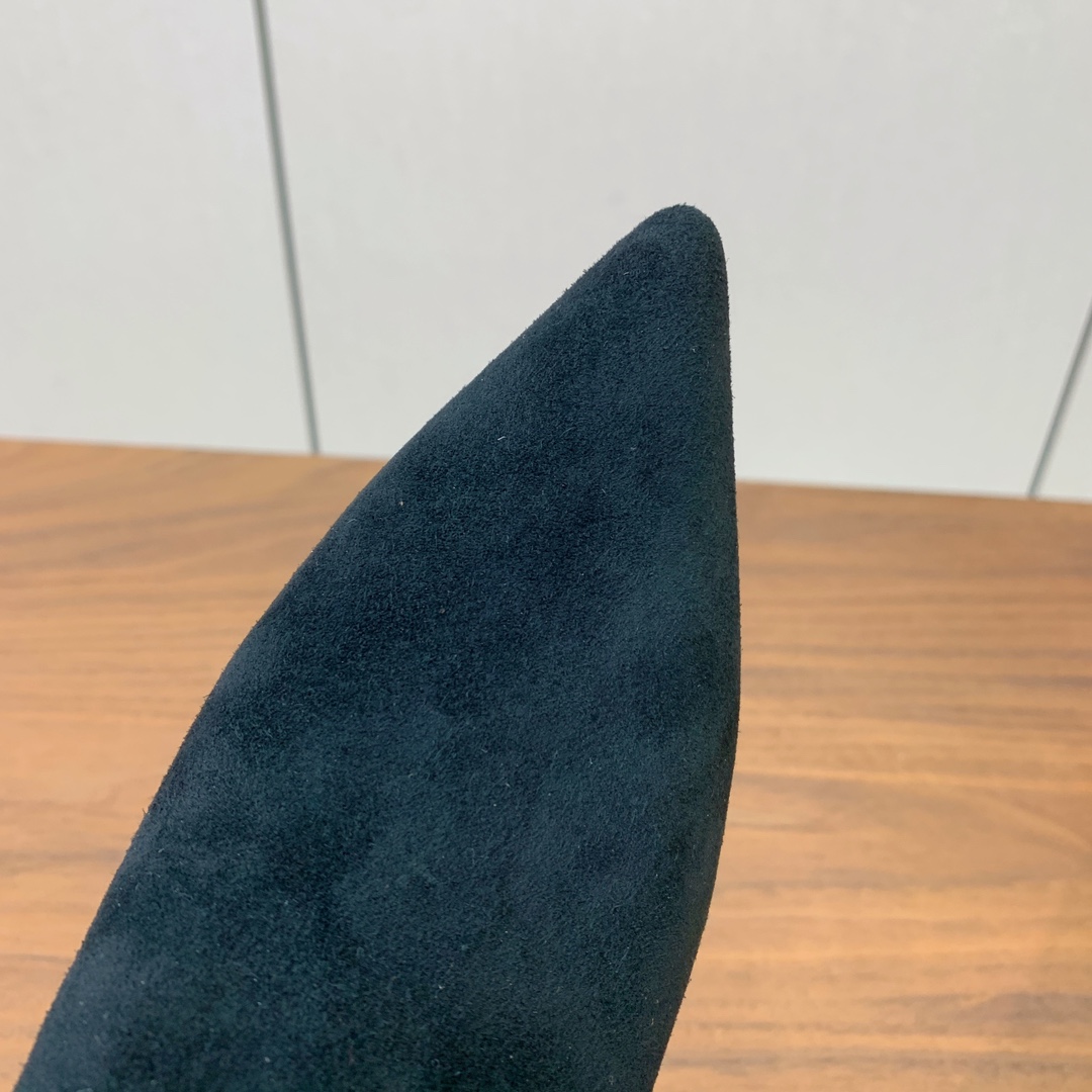 【Gianvit* Ross*】小猫跟短靴。精致的鞋楦，款式时尚。女人味十足。非常值得推荐给你们材质：鞋