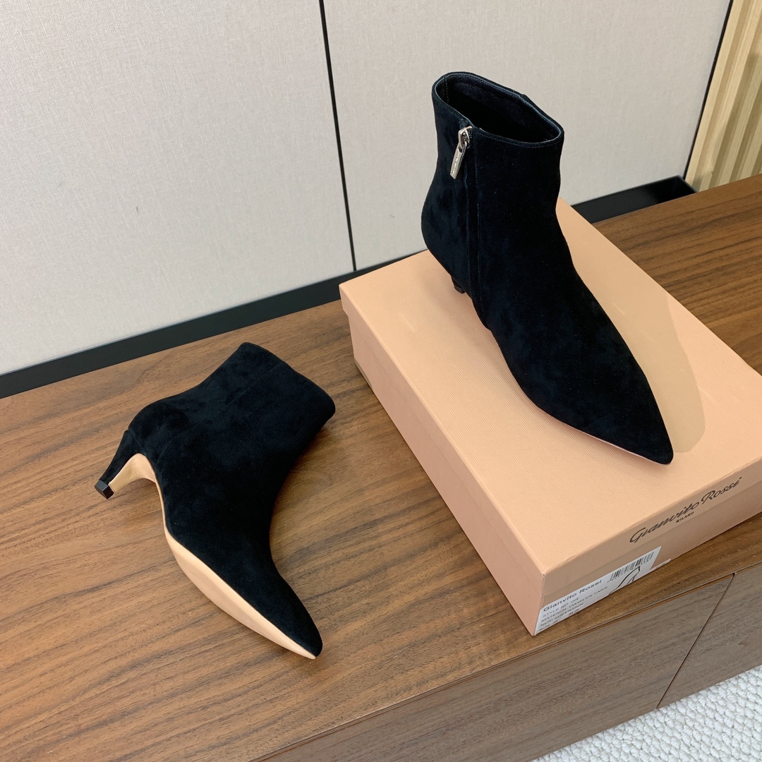 【Gianvit* Ross*】小猫跟短靴。精致的鞋楦，款式时尚。女人味十足。非常值得推荐给你们材质：鞋