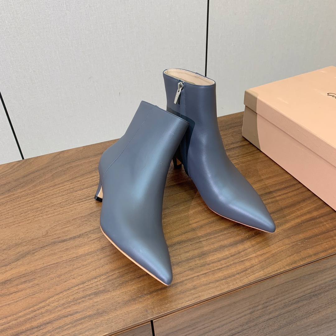 【Gianvit* Ross*】小猫跟短靴。精致的鞋楦，款式时尚。女人味十足。非常值得推荐给你们材质：鞋
