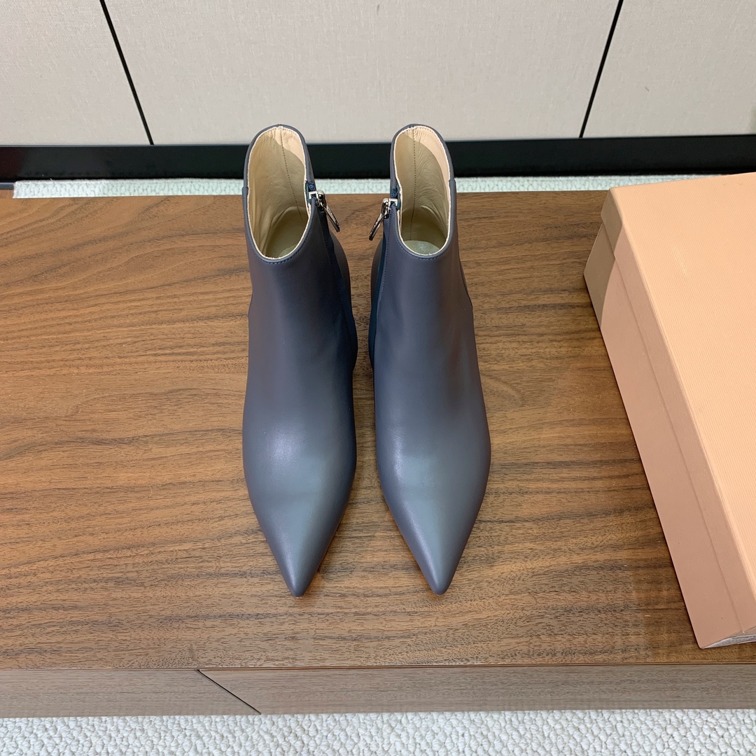 【Gianvit* Ross*】小猫跟短靴。精致的鞋楦，款式时尚。女人味十足。非常值得推荐给你们材质：鞋
