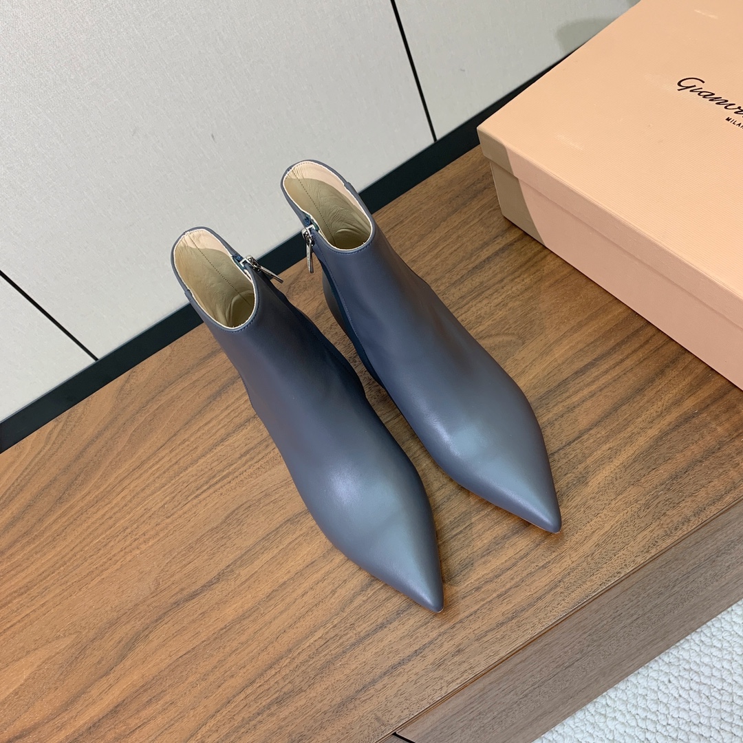 【Gianvit* Ross*】小猫跟短靴。精致的鞋楦，款式时尚。女人味十足。非常值得推荐给你们材质：鞋