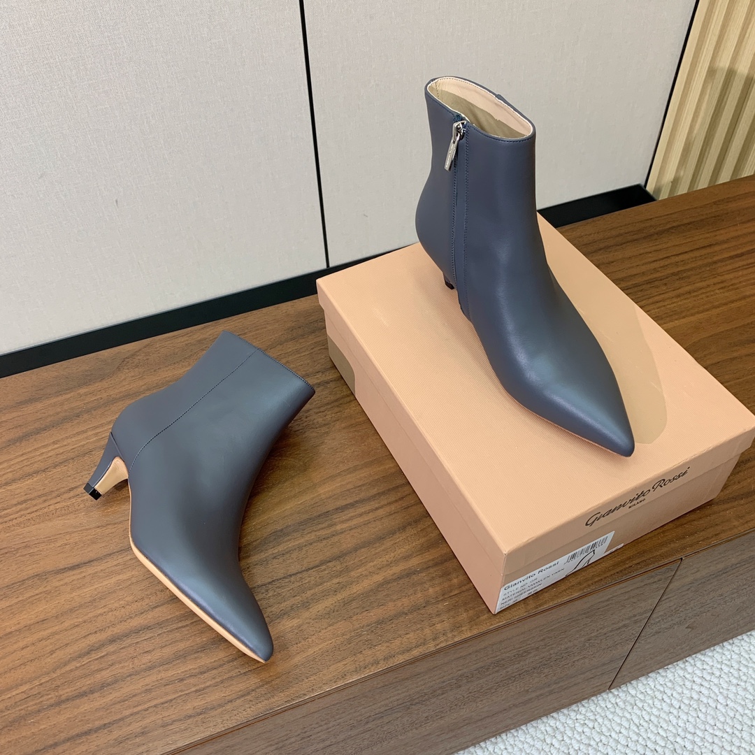 【Gianvit* Ross*】小猫跟短靴。精致的鞋楦，款式时尚。女人味十足。非常值得推荐给你们材质：鞋