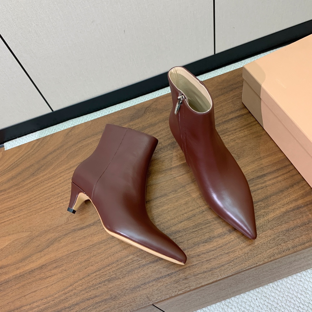 【Gianvit* Ross*】小猫跟短靴。精致的鞋楦，款式时尚。女人味十足。非常值得推荐给你们材质：鞋