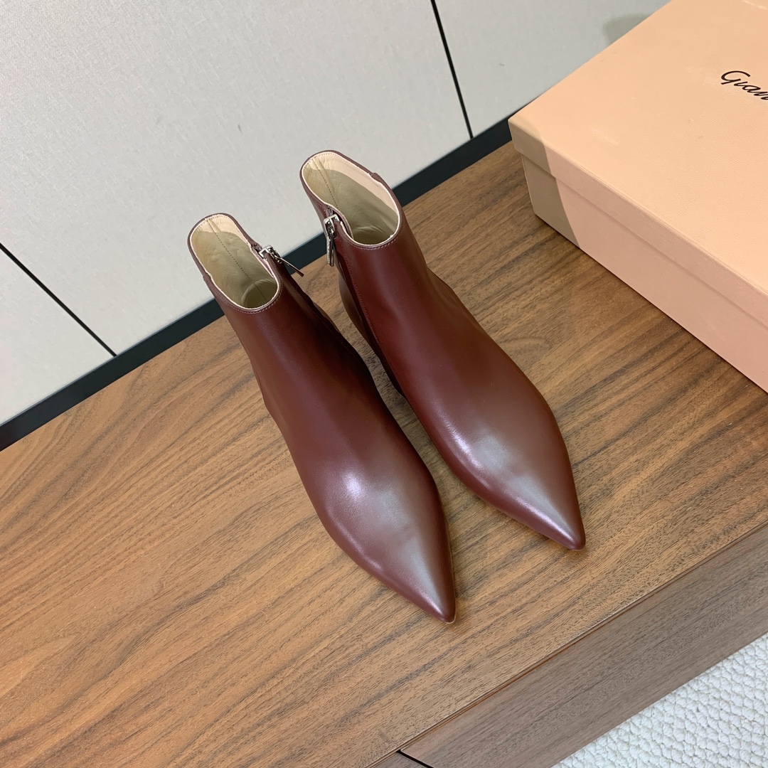 【Gianvit* Ross*】小猫跟短靴。精致的鞋楦，款式时尚。女人味十足。非常值得推荐给你们材质：鞋